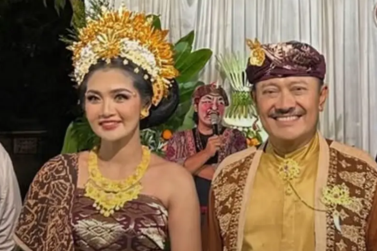 Selisih Umur Gde Sumarjaya Linggih dan Peggita Chelsea Berapa Tahun? Kisah Pernikahan Ketua DPD Golkar Bali yang Bikin Publik Heboh