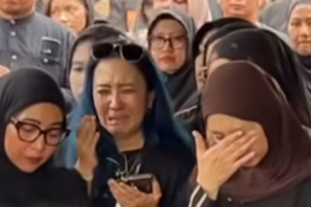 Viral di Pemakaman Gary Iskak: Netizen Buru Identitas Wanita Rambut Biru yang Diduga Ganggu Anak Almarhum