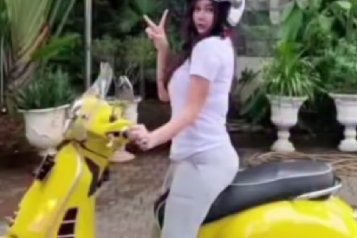 Harga Motor Vespa Kuning Aura Kasih Bikin Penasaran! Disebut Limited Edition, Raffi Ahmad Sampai Tanya Langsung ke Sang Diva