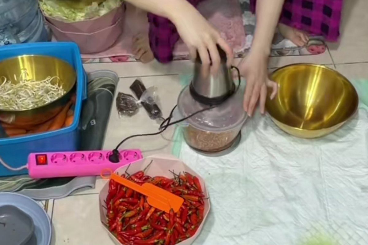 Viral di Medsos, Shenny Sen Tuai Kritik Usai Jual Sambal Cumi yang Dibuat di Atas Alas Kotoran Anjing