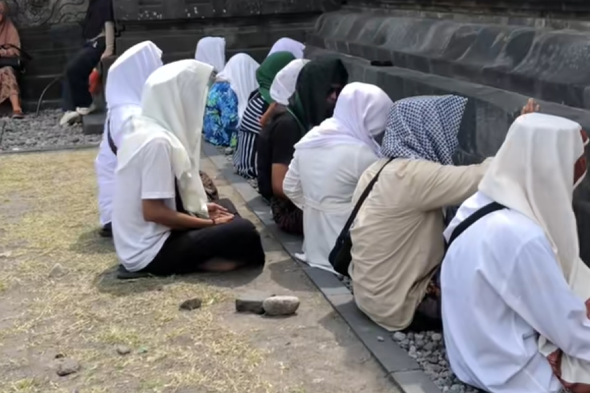 Viral! Aksi Zikir di Pelataran Candi Prambanan Tuai Sorotan, Pengelola Angkat Bicara dan Perkuat Pengawasan