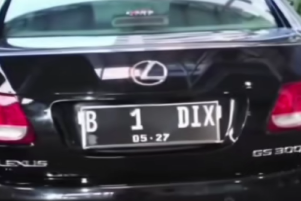 Misteri Plat Nomor B 1 DIX Milik Yai Mim: Simbol Status atau Sekadar Gaya? Lexus Mewah dan Pin Kementerian Pertahanan Bikin Heboh Netizen