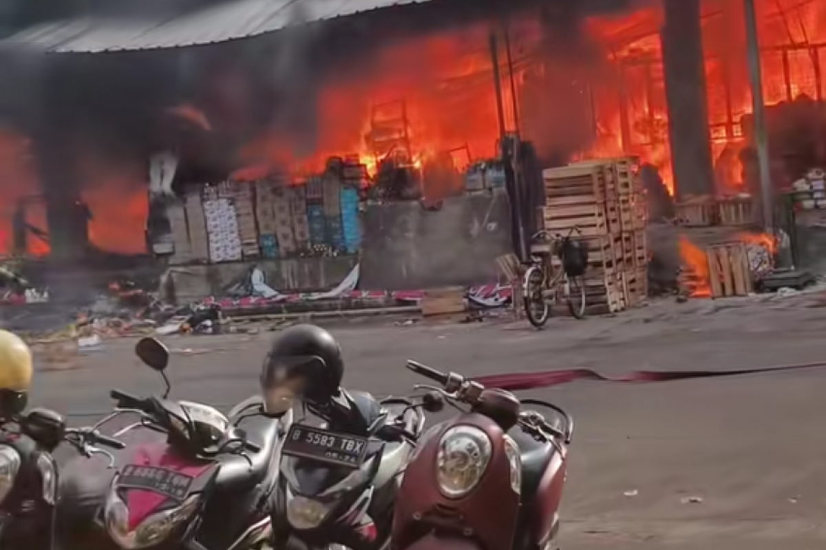 Kebakaran Hebat Hanguskan 350 Kios Buah di Pasar Induk Kramat Jati, Jakarta Timur