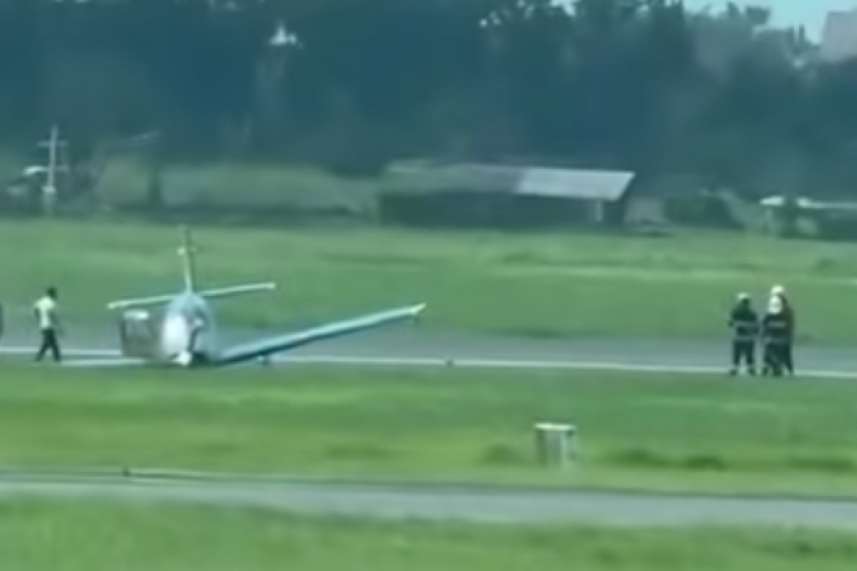 Pesawat Latih Puspenerbal Tergelincir di Runway Bandara Juanda Sidoarjo