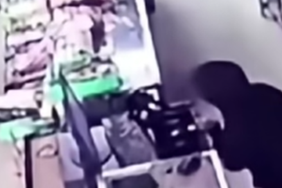 Aksi Wanita Diduga Mencuri di Garut Viral Usai Terekam CCTV