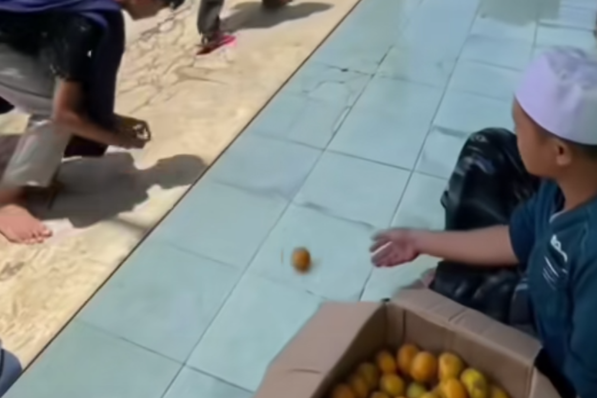 Viral! Cara Unik Gus Bagikan Jeruk ke Santri, Digelinding hingga Ditendang Bak Bola – Netizen Geram hingga Bela Pesantren