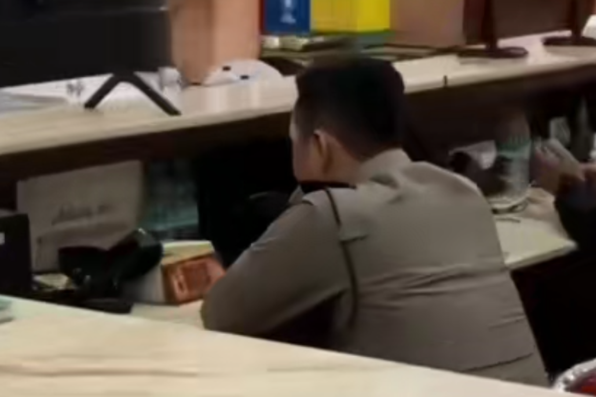 ASN Pemkot Surabaya Diduga Main Judi Slot Saat Jam Kerja, DPRD Minta Sanksi Tegas hingga Pemecatan!