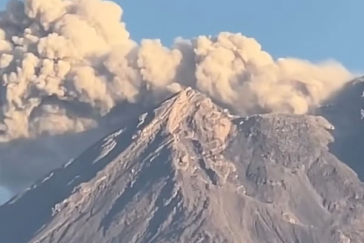 Gunung Semeru Kembali Bergemuruh: Awan Panas Meluncur 800 Meter, Status Naik ke Siaga – Warga Diminta Waspada!