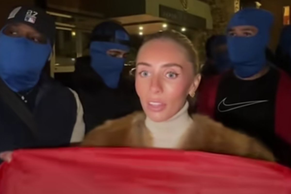 Bonnie Blue Seret Bendera Merah Putih di Depan KBRI London, Picu Kemarahan Publik Indonesia Pasca Deportasi dari Bali