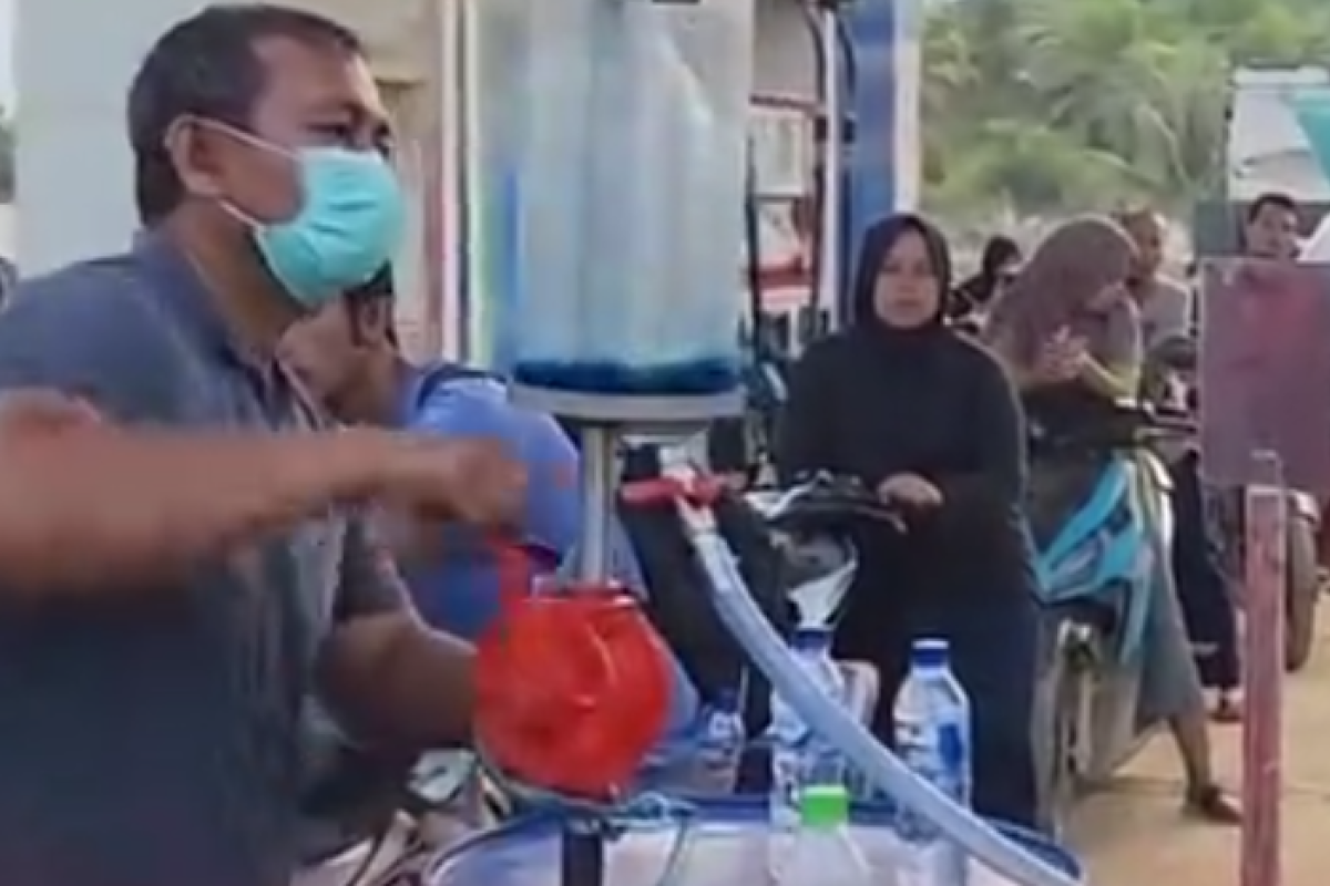 SPBU di Aceh Tamiang Operasikan Pom Bensin Manual Pasca Banjir Bandang, Warga Antre demi BBM