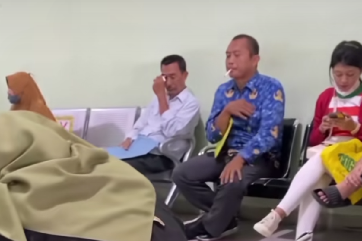 Viral! ASN Merokok Seenaknya di Dalam MPP Sidoarjo, Abaikan Ibu Hamil dan Anak-Anak yang Sedang Antre