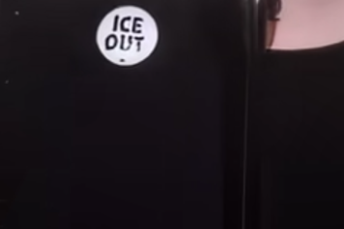 Apa Itu ICE Out? Pin yang Dipakai Musisi Dunia di Grammy Awards 2026 Digunakan untuk Protes Kebijakan Trump Tentang Imigran di US