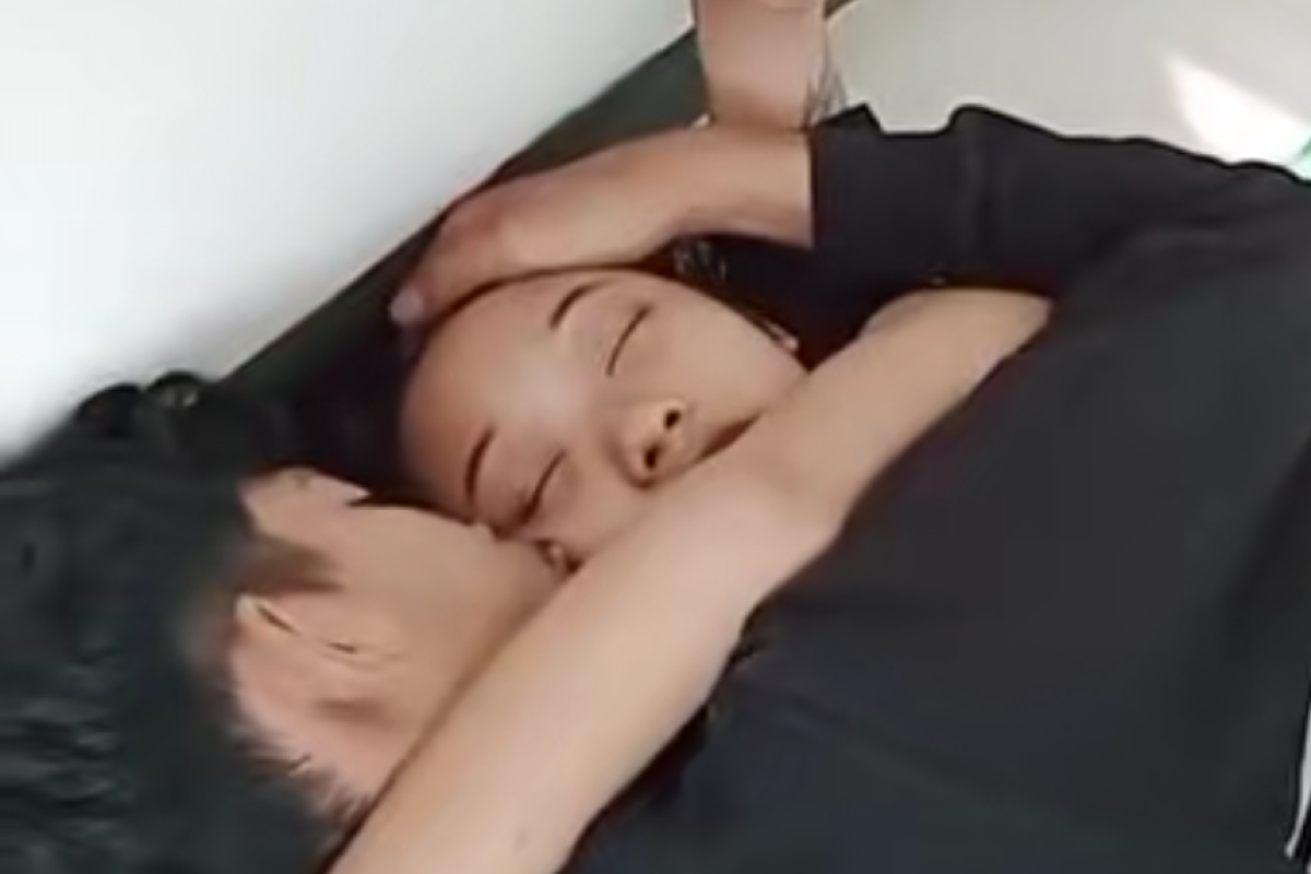 Tampang Sejoli Viral Tidur Pelukan di Masjid Pantai Logending Kebumen, Warga Guyur Air Saat Dibangunkan