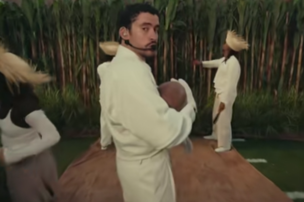 Bad Bunny Tampil Ikonis di Super Bowl 2026 dengan Jersey Zara dan Jam Tangan Rp 1,26 Miliar