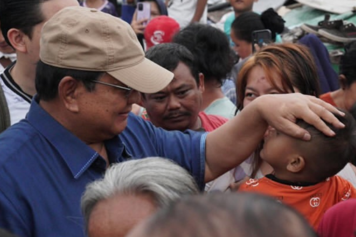 Prabowo Subianto Tinjau Permukiman Bantaran Rel Senen dengan Kunjungan Mendadak