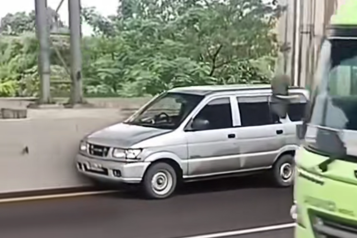 Mobil Isuzu Panther Melaju Tanpa Kendali di Tol Japek, Sopir Ditemukan Meninggal Dunia