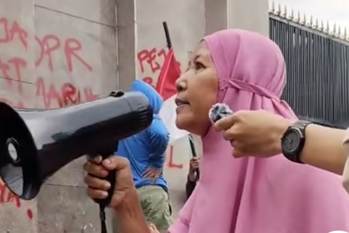 Siapa Bu Ana? Emak-Emak Berhijab Pink yang Viral Hadang Polisi saat Demo, Ternyata Hina Prabowo Hingga Minta Anies Baswedan Gantikan jadi Presiden