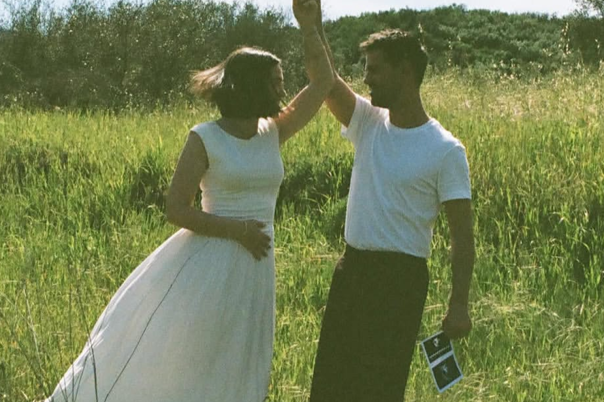 Taylor Lautner Umumkan Kehamilan Istri, Candaan Soal Nama Bayi Curi Perhatian