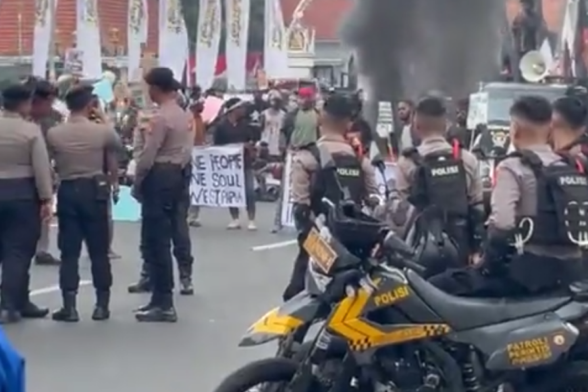 Aksi Peringatan HUT OPM oleh Mahasiswa Papua di Makassar Memanas, Tegang dengan Aparat di Jalan Lanto Dg Pasewang