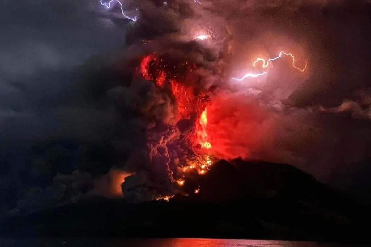 Kenapa Muncul Petir atau Kilat di Gunung Ruang Saat Erupsi? Dari Mana Asalnya dan Apakah Ada Dampaknya?