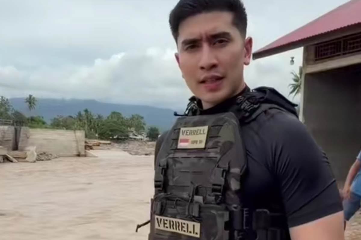 Apa Arti Vest yang Dikenakan Verrel Bramasta saat Turun Tangan Bantu Korban Banjir Sumatera Barat?