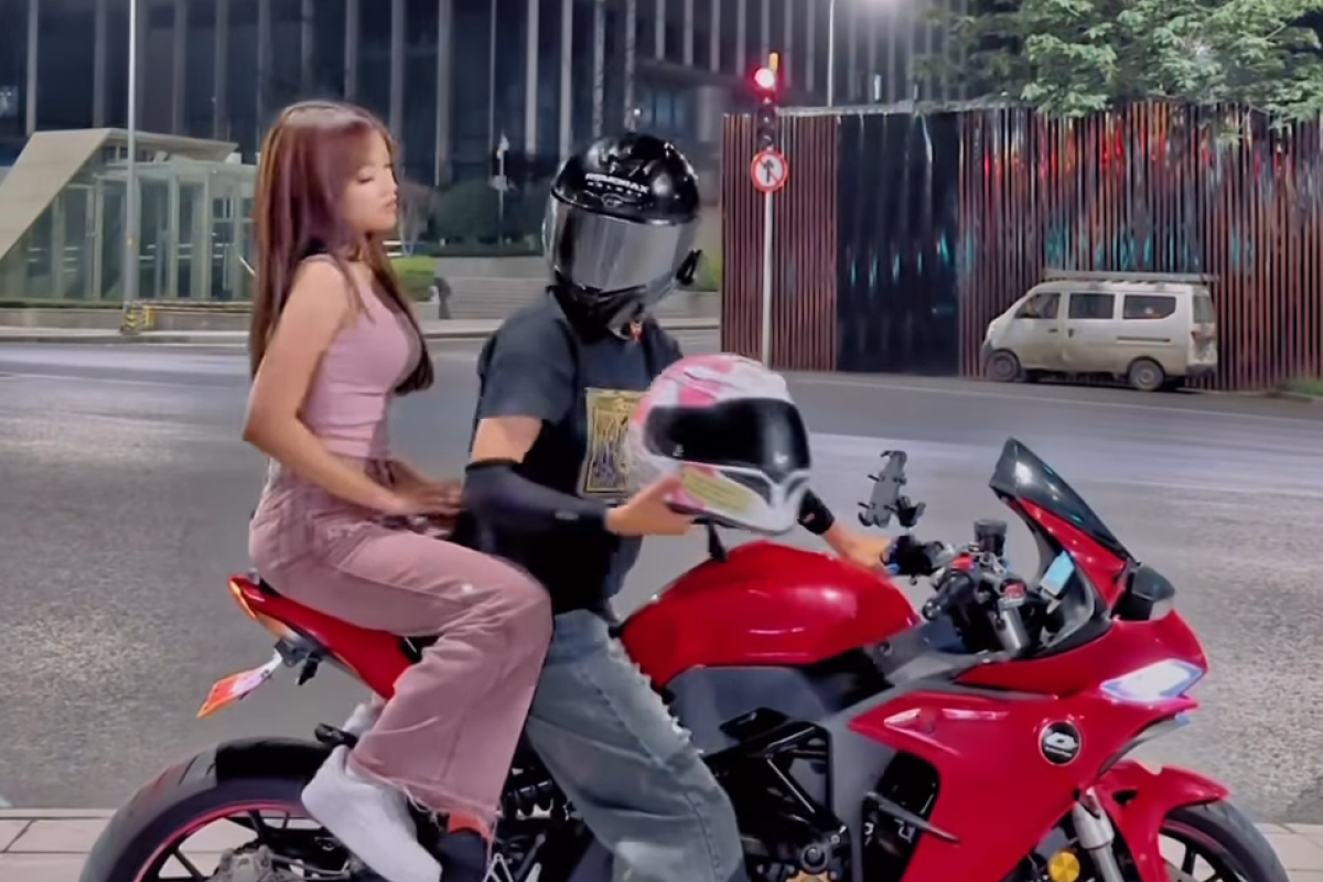 Fuji Ikut Tren Motorbike Shoot di Chongqing, China! Berapa Biayanya dan Mengapa Banyak Wisatawan Tertarik?