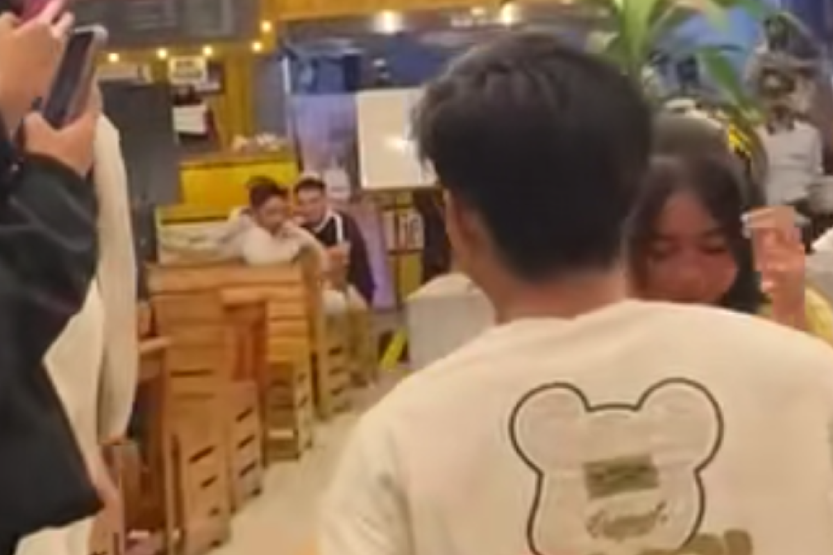 Viral Labrak Selingkuhan di Mie Gacoan Probolinggo: Siapa Deby, Wanita Berbaju Kuning yang Diam Saat Dihujat? Istri Sah Hamil, Netizen Banjir Dukungan!