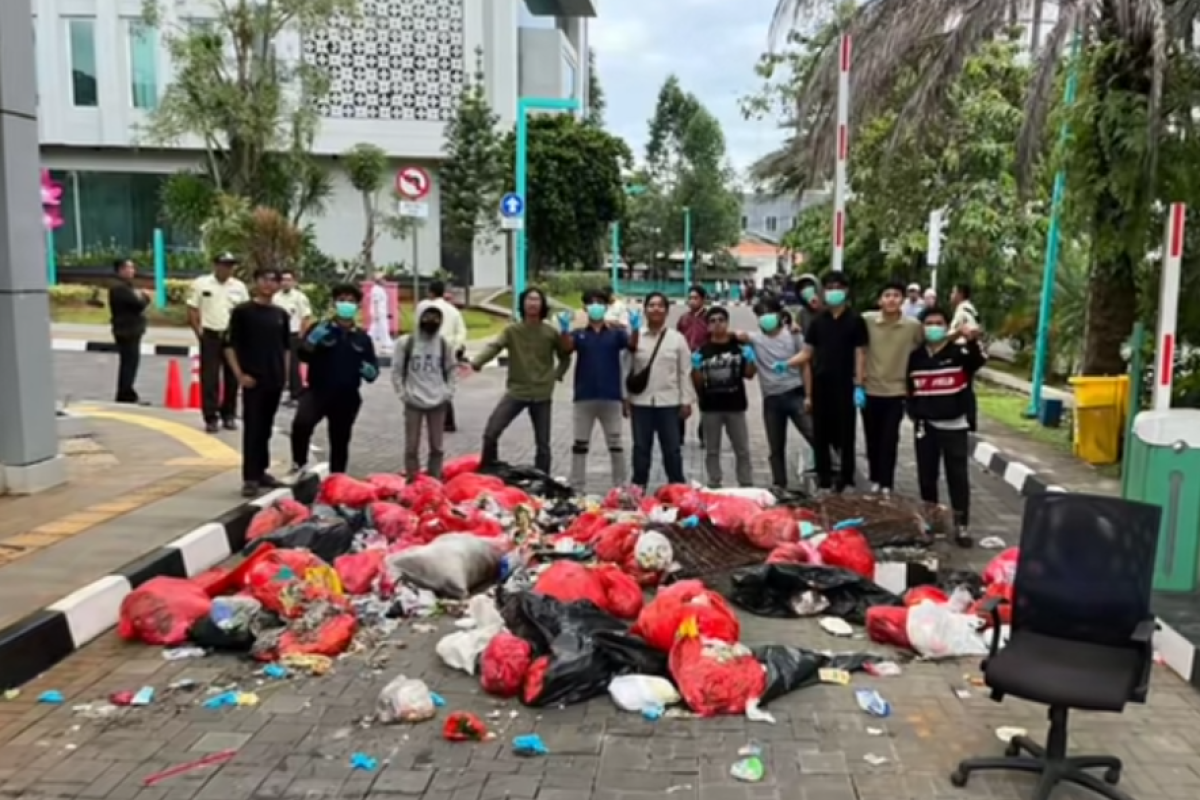 BEM UMJ Gelar Aksi Buang Sampah di Depan Kantor Wali Kota Tangsel, Soroti Ketidakseriusan Pemkot Atasi Krisis Persampahan