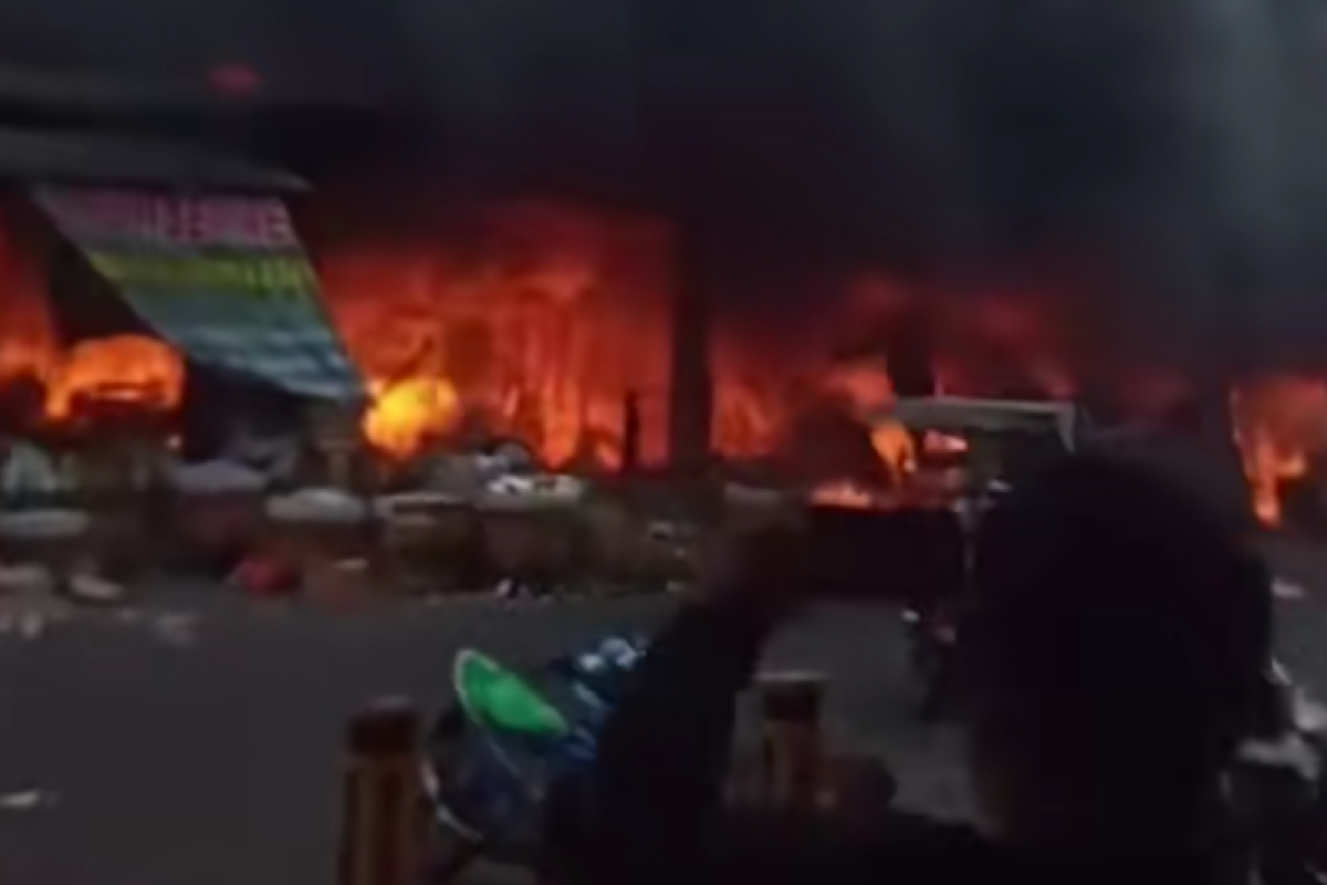 Kebakaran Hebat Landa Pasar Induk Kramat Jati: Los Buah Hangus, Diduga Akibat Korsleting Listrik – Begini Kronologis dan Respons Cepat Petugas