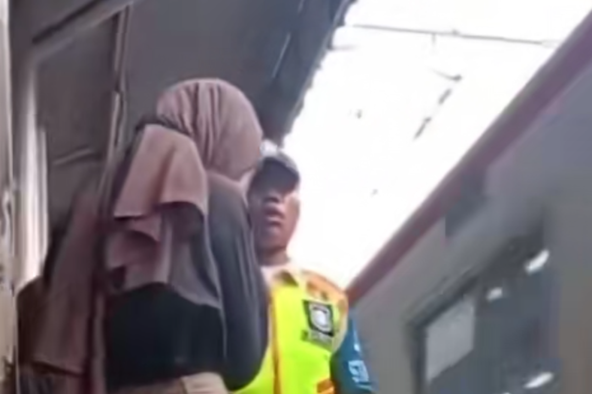 Satpam KAI Nyaris Tertabrak Kereta Setelah Didorong Wanita Diduga ODGJ: Insiden Mengerikan yang Viral di Media Sosial