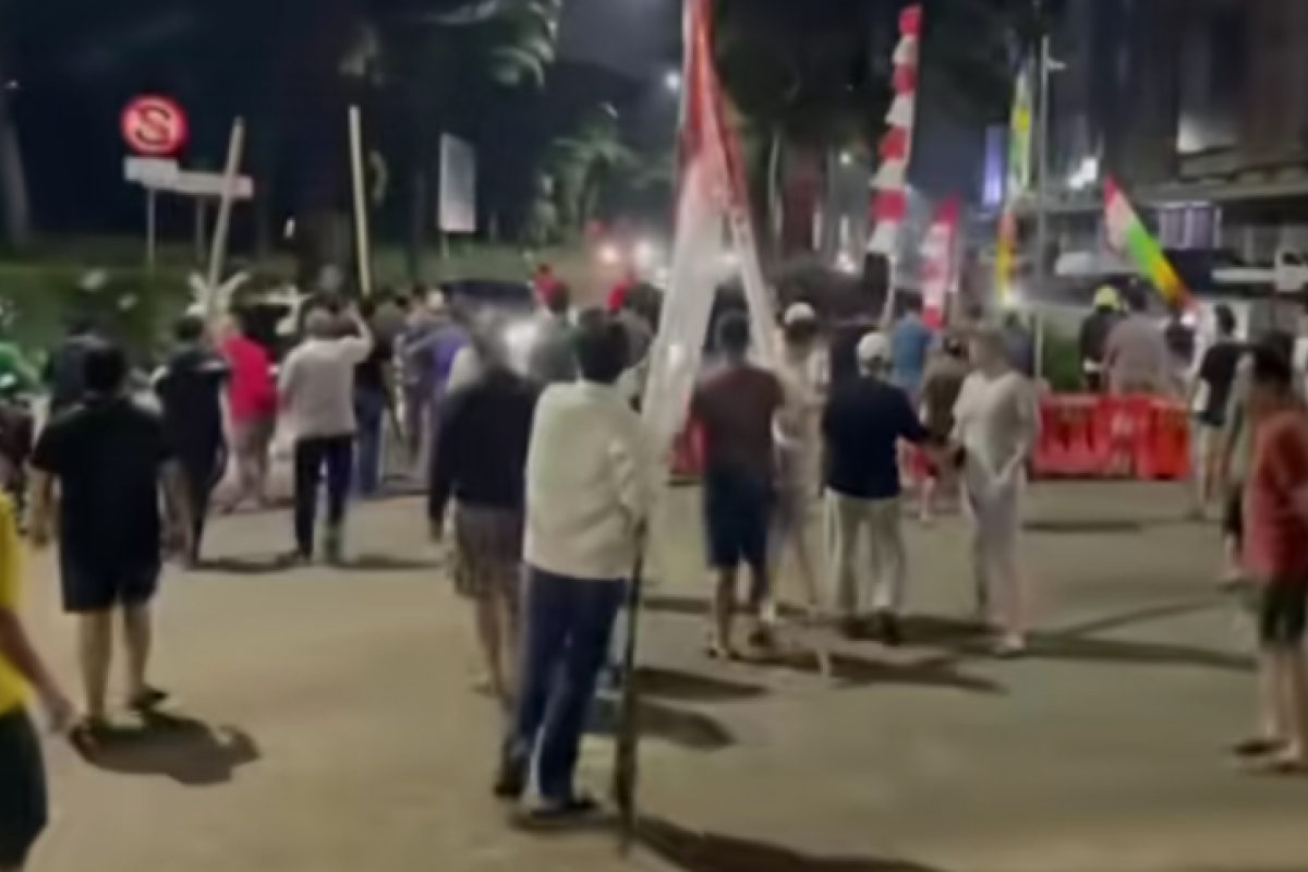 Warga Summarecon Bekasi Kompak Usir Oknum Perusuh: Blokade Jalan dengan Motor dan Tiang Bendera 17 Agustus Jadi Tontonan Viral