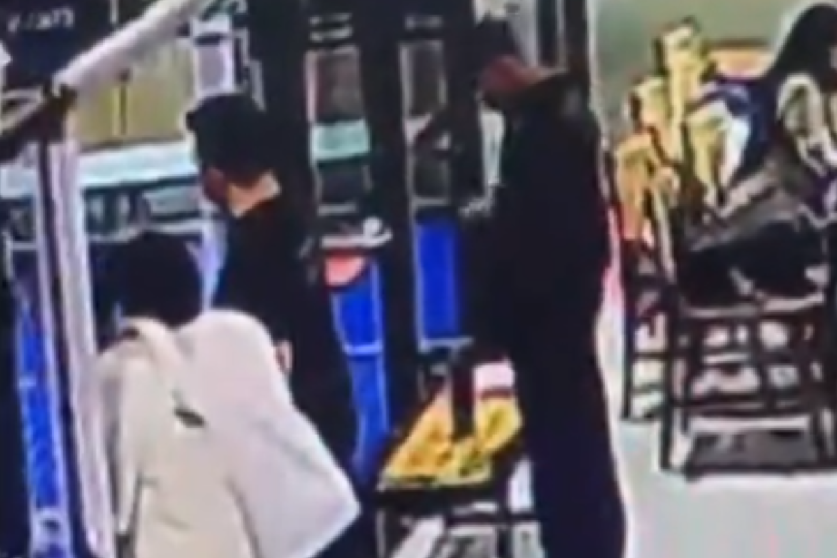 Operasi Undercover Berhasil: Polisi Tangkap Mahasiswa Pencuri Raket Padel Senilai Rp7,7 Juta di Jakarta Selatan