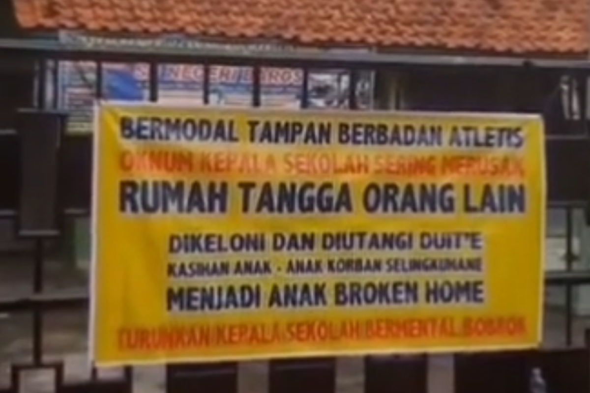 Spanduk Misterius Muncul di Gerbang SD Negeri Baros Pekalongan, Tuding Kepala Sekolah Selingkuh dan Rusak Rumah Tangga