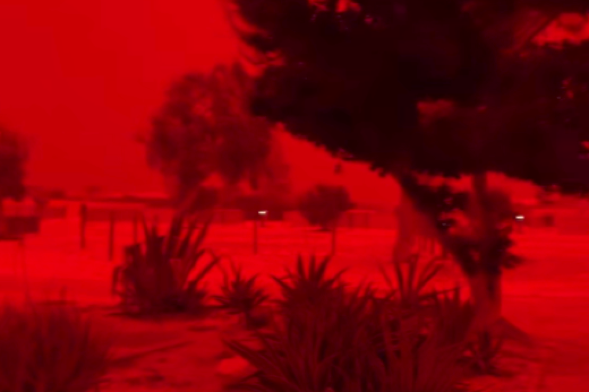 Langit Merah Pekat Selimuti Australia Barat saat Siklon Narelle Menerjang