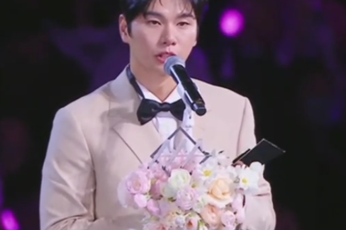 Lee Yi Kyung Raih Penghargaan AAA Best Choice 2025: Pidato Emosional, Isyarat Perpisahan dengan ‘Hangout with Yoo’, dan Janji Tuntaskan Skandal Rumor