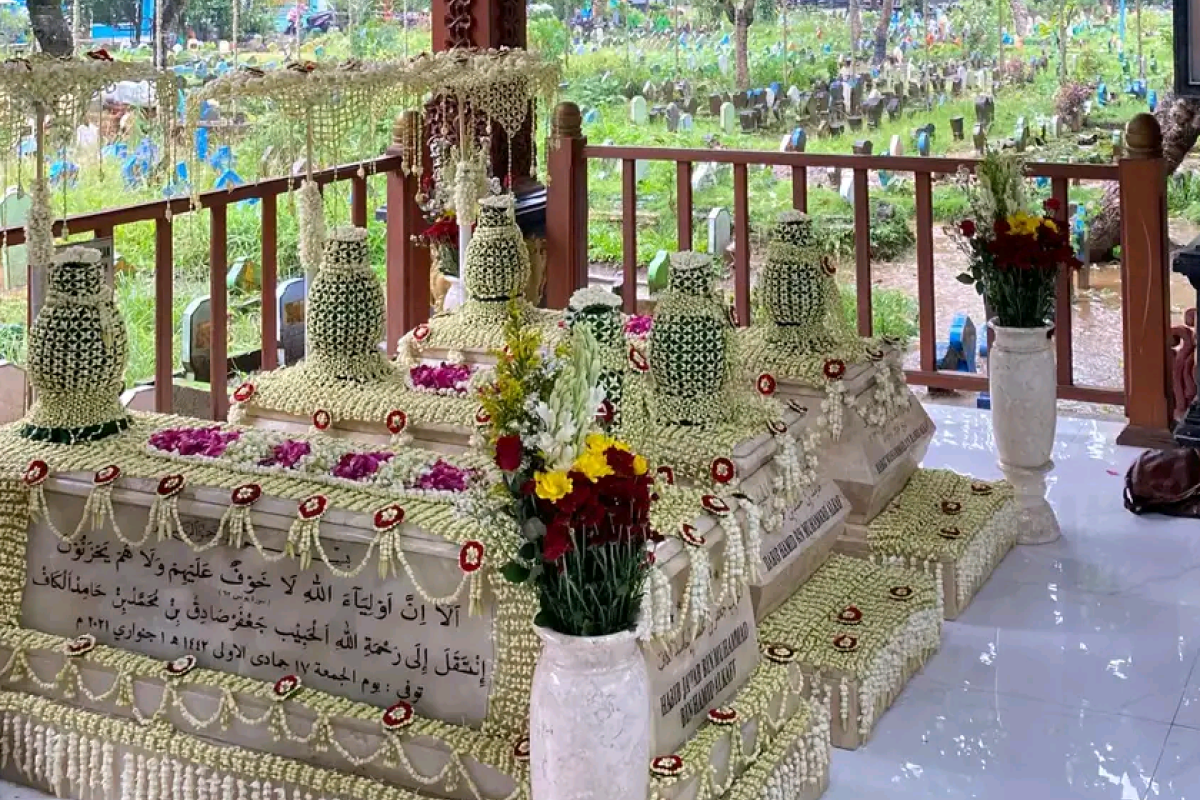 Jalan Menuju Makam Habib Ja'far Al Kaff Dicor, Makam Pahlawan Ikut Terkubur: Kontroversi yang Mengguncang Kesadaran Publik