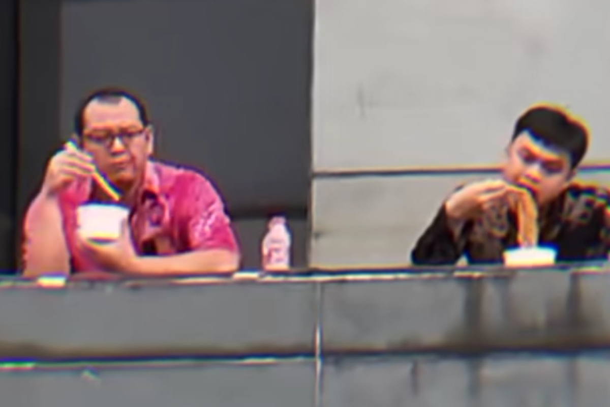 Staf Diduga Milik Anggota DPR Kepergok Terekam Lakukan Provokasi saat Demo: Santai Makan Mie Sambil Tertawa Lihat Massa Berunjuk Rasa