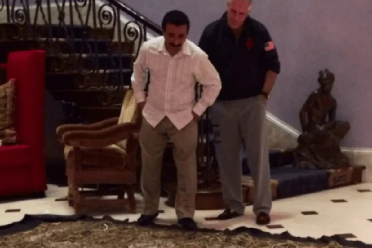 Viral Foto Jeffrey Epstein dan Pengusaha Arab Tatap Kain Diduga Kiswah, Tuai Kecaman Publik