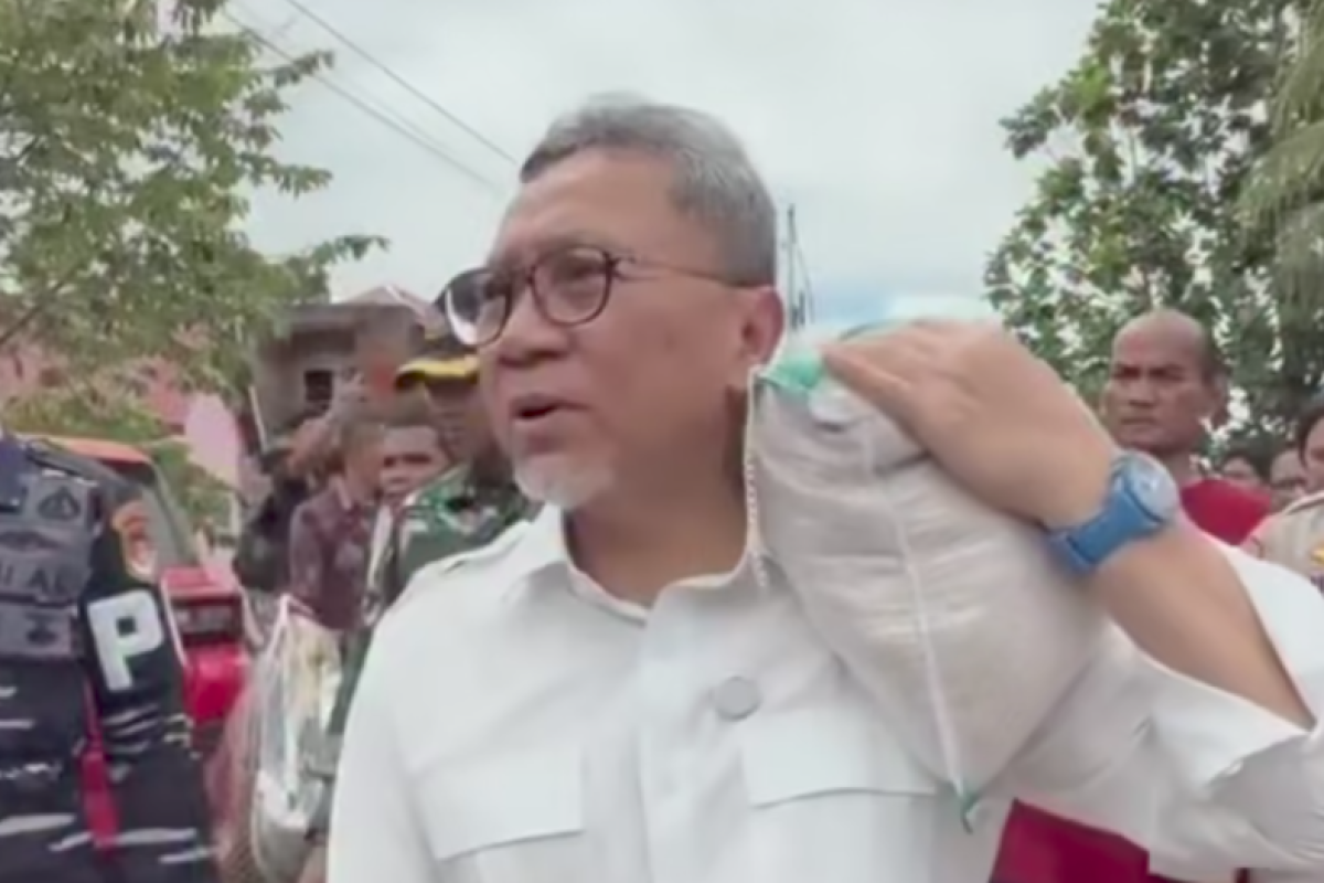 Zulkifli Hasan Banjir Kritik: Aksi Bersihkan Rumah Warga Dipertanyakan, Netizen Minta Kebijakan Nyata, Bukan Sekadar Pencitraan