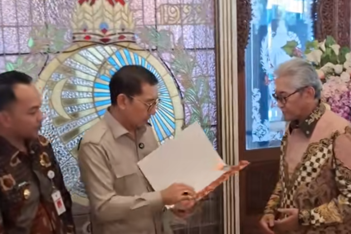 Sempat Ricuh, SK Keraton Solo Tetap Diserahkan ke Tedjowulan