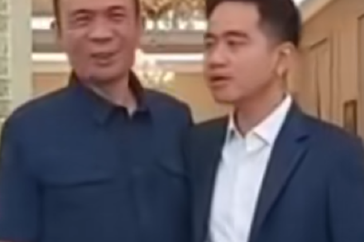 Gibran Rakabuming Rangkul Rismon Sianipar dan Beri Hampers Lebaran di Istana Wapres