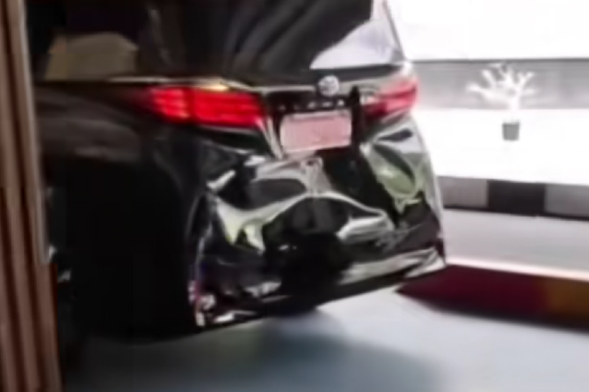 Mobil Dinas Gubernur Malut Sherly Tjoanda Penyok Parah Diduga Ditabrak dari Belakang – Sabotase Politik atau Kecelakaan Biasa?