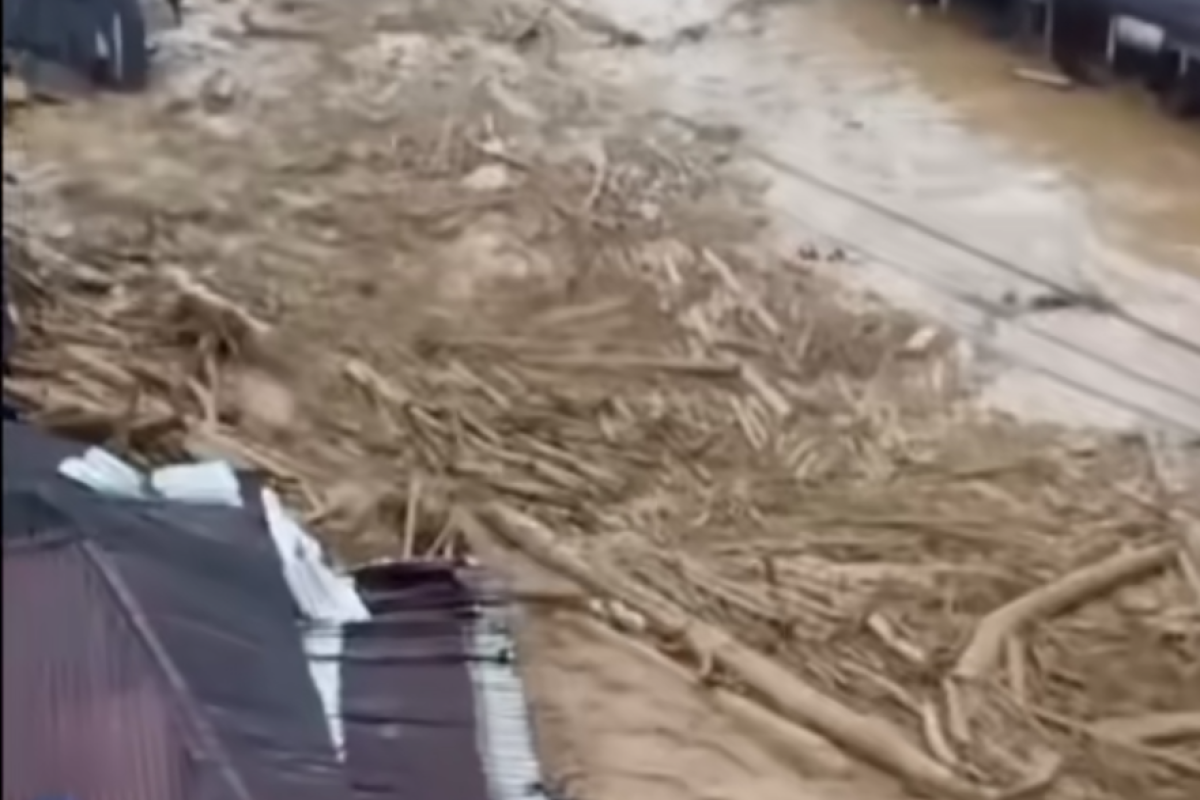 Banjir Parah Landa Aceh: RS Pupuk Iskandar Muda Terendam Setinggi Dada, Pasien Dievakuasi dengan Perahu