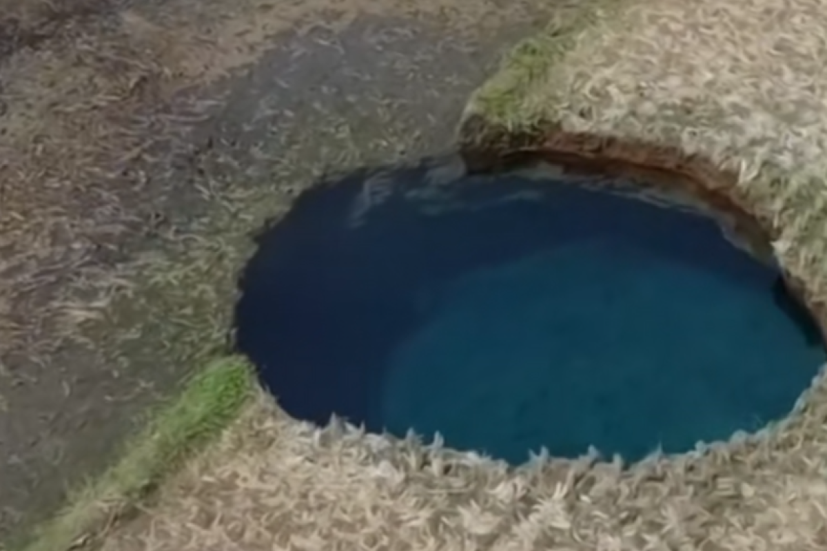 Fenomena Sinkhole Mengguncang Persawahan di Sumbar: Lubang Raksasa Muncul Tiba-Tiba, Warga Heboh!