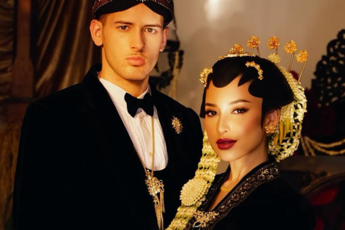 Jennifer Coppen dan Justin Hubner Tampil dengan Busana Adat Jawa di Foto Prewedding