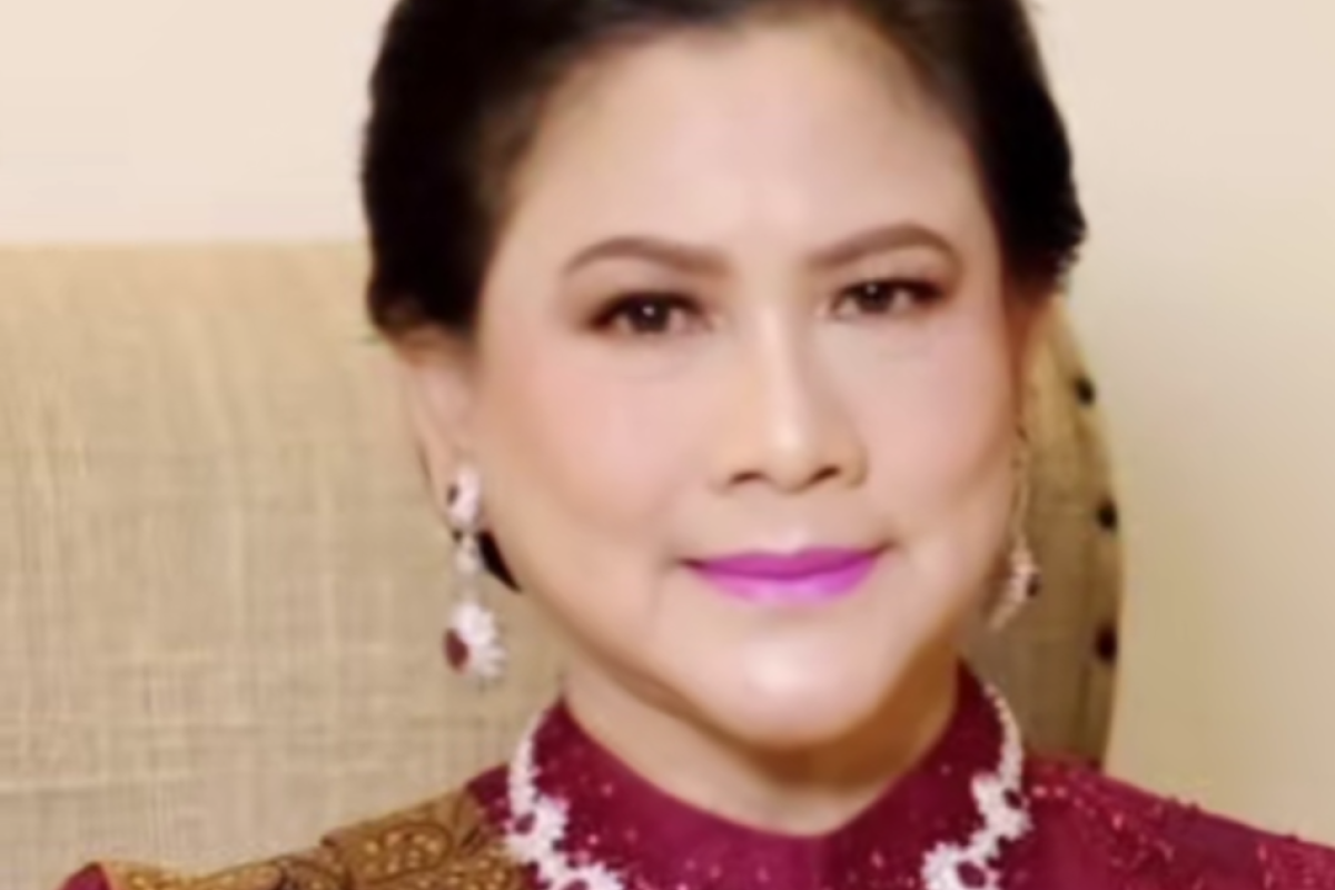 Tampil Memukau di Pernikahan Keluarga, Iriana Jokowi Kenakan Kebaya Merah Marun dengan Perhiasan Mewah Bernilai Rp2,7 Miliar