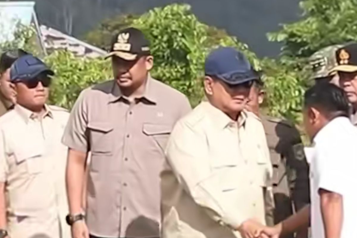 Prabowo Subianto Tinjau Langsung Pengungsian Korban Banjir dan Longsor di Tapanuli: Negara Tidak Akan Tinggalkan Rakyatnya