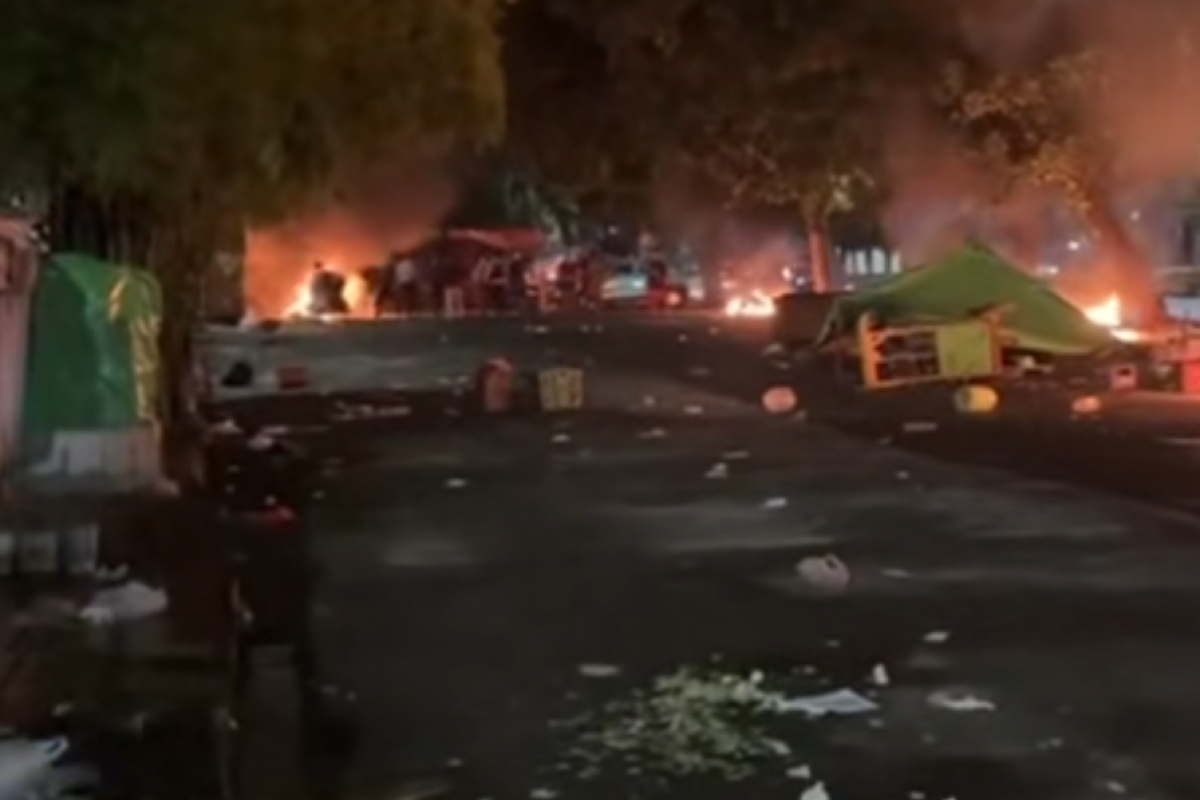 Tragedi di Kalibata: Pengeroyokan Maut Debt Collector Berujung Pembakaran Warung dan Motor, Satu Tewas