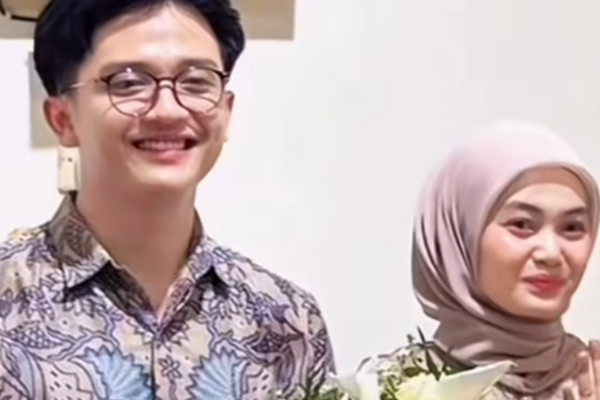 SELAMAT! Mas Farhan Host Live Batik yang Viral Resmi Bertunangan dengan Yulia pada Minggu, 7 Desember 2025