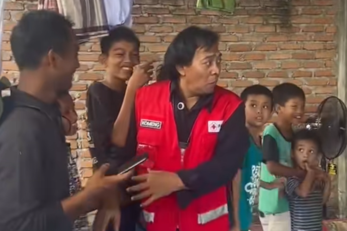 Komeng Turun Tangan di Tengah Banjir Agam: Menghibur Korban, Disorot karena Rompi Relawan
